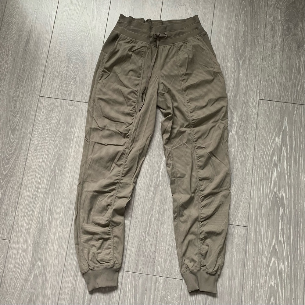 LULULEMON - DANCE STUDIO JOGGER SIZE 6, LOOKS LIKE GREY SAGE